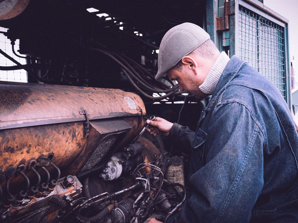 Técnico executando manutenção em motor