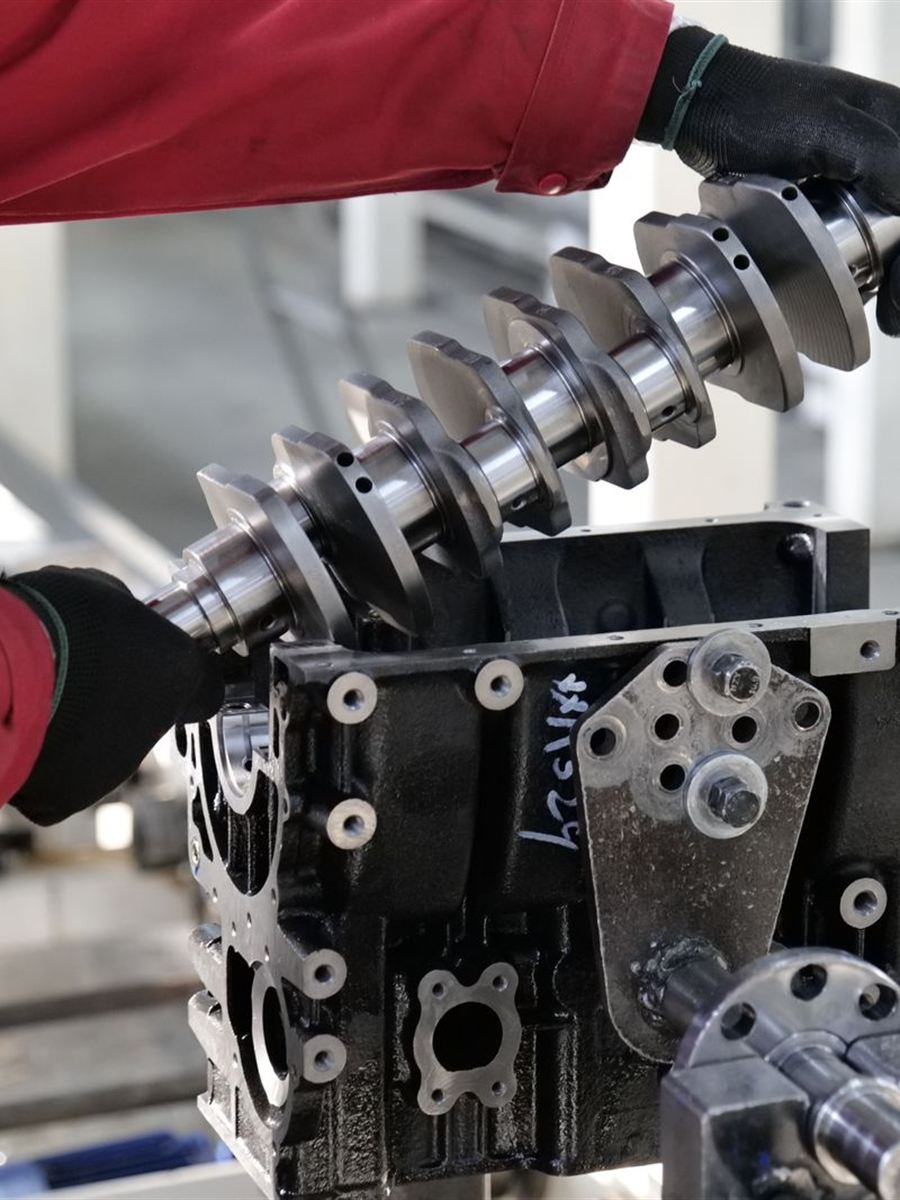 Técnico montando o virabrequim em um bloco de motor